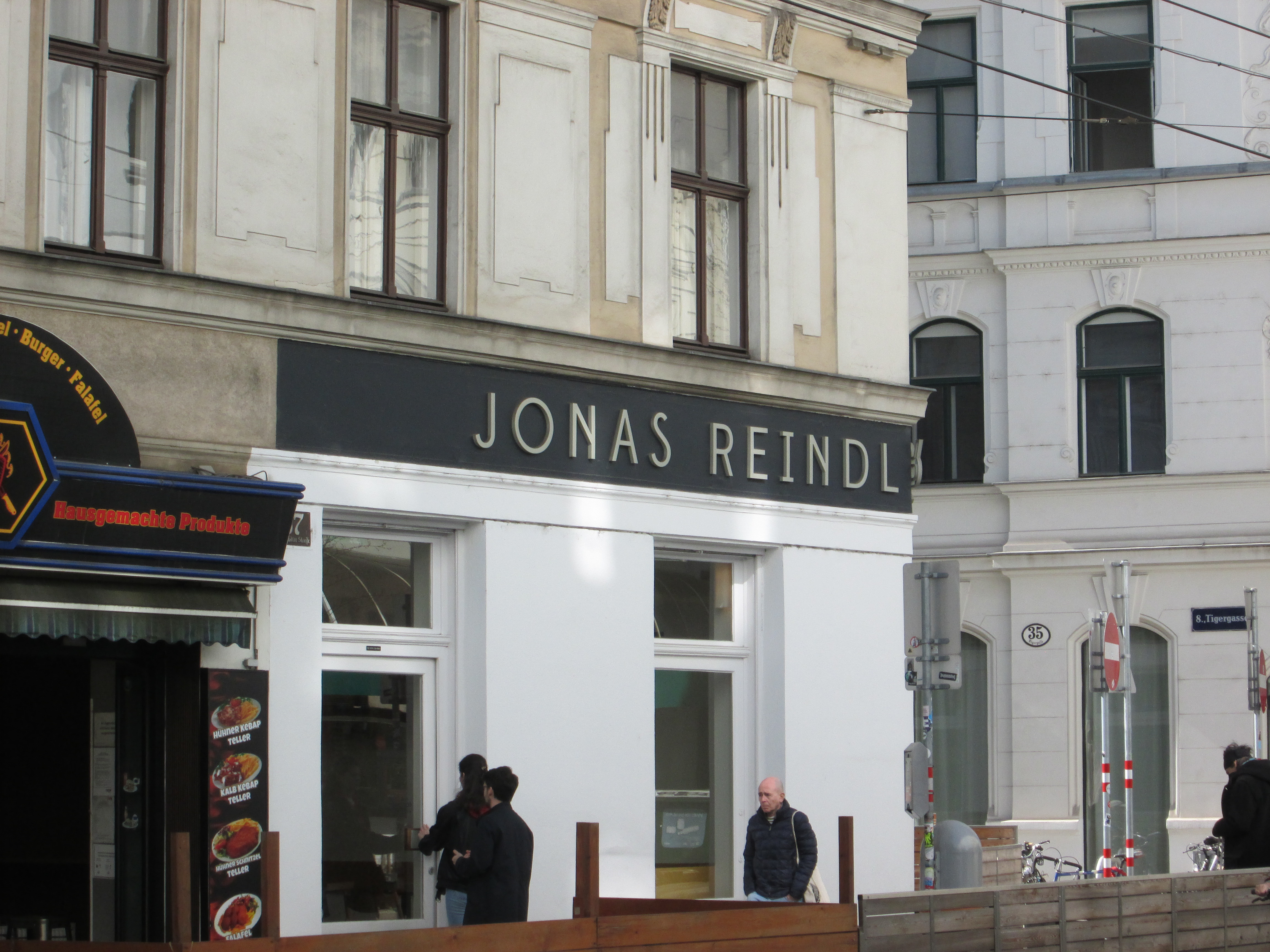 Jonas Reindl cafe photo